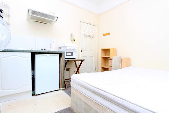 Double Room Located Seconds from Earls Court Tube Main Photo