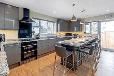  🏡 Double En-suite | 12 Mins Walk Town | Parking Main Photo