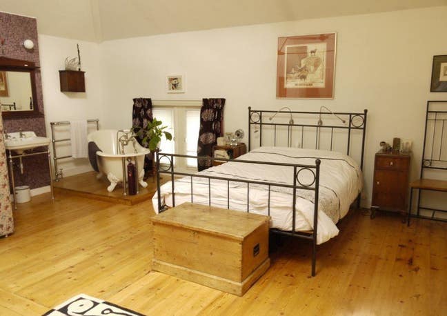 Massive Room; Huge House; 1Min Archway ZoNE2  Main Photo