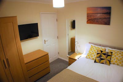 Double Room nr City Centre - Quick walk to Train Main Photo