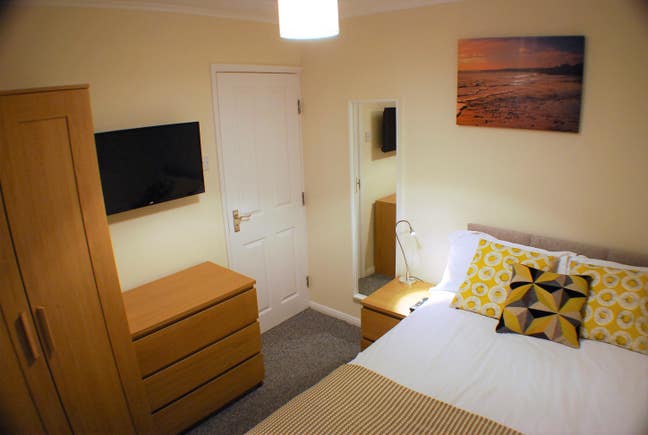 Double Room nr City Centre - Quick walk to Train Main Photo