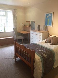 Bright spacious  double bedroom in family home Main Photo