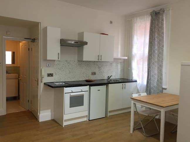 Self-contained studio flat in the centre-NO BILLS* Main Photo