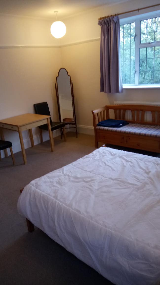 Very spacious double bedroom In Detached House Main Photo