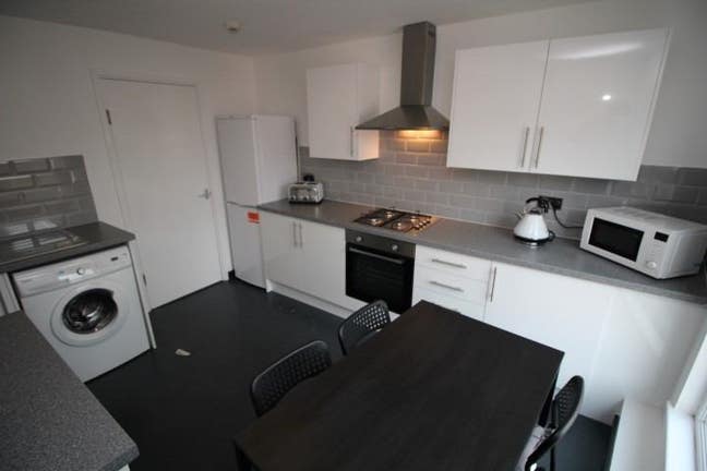 12a Ashfield Road |  5* Refurbished 4 Bed 2 Bath Main Photo