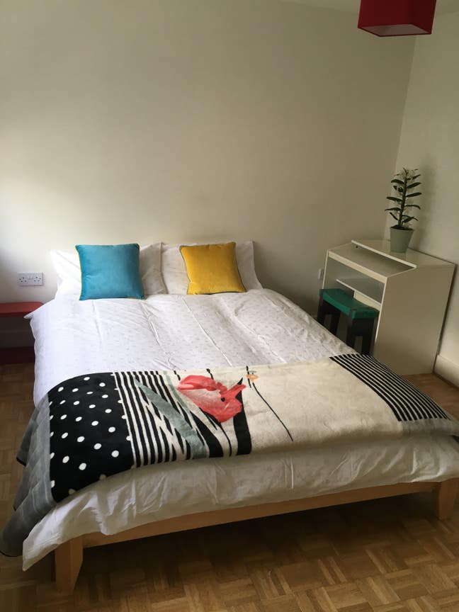 Central location, overlooking St Ann's Well Gdns Main Photo