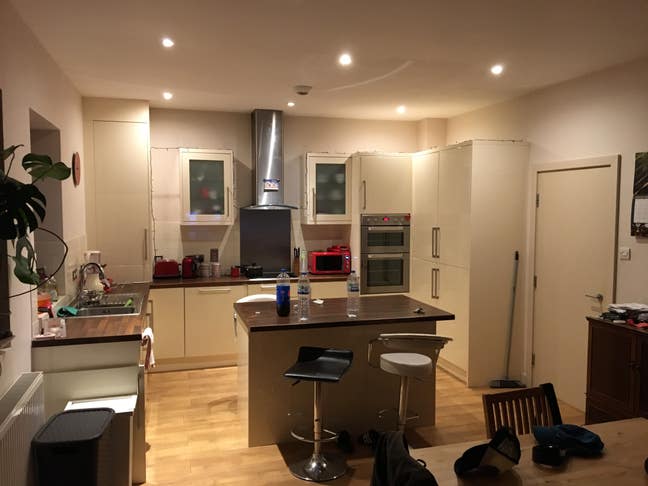 Double Room To Let in Dorking Main Photo