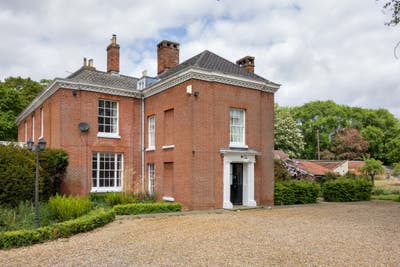 MASSIVE  room in hall  (single occupancy)  Main Photo