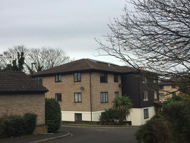 Modern 1 Bed Flat with allocated parking Main Photo