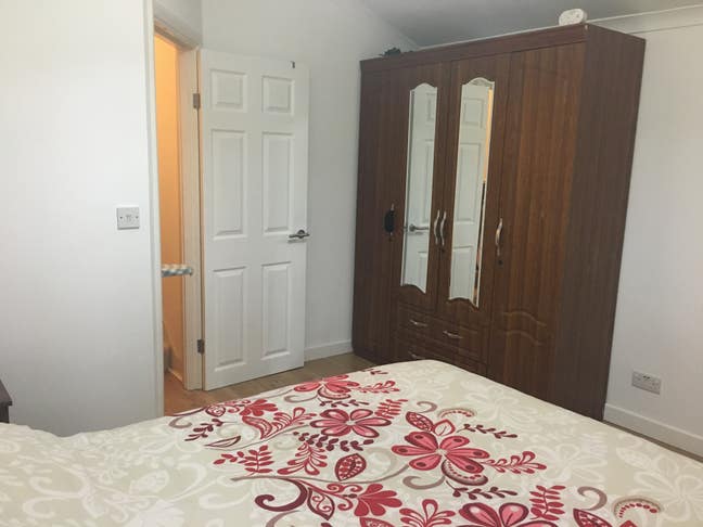 Clean double room available, 5min to Newham hospit Main Photo