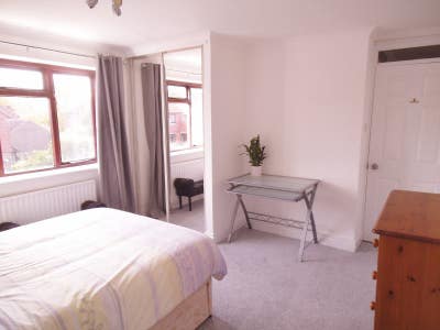 Available Now! Large Quiet Double En-Suite Room  Main Photo