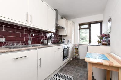 Lovely 2 Bed in Gated Development Close to Station Main Photo