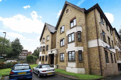 Lovely 2 Bed in Gated Development Close to Station Main Photo