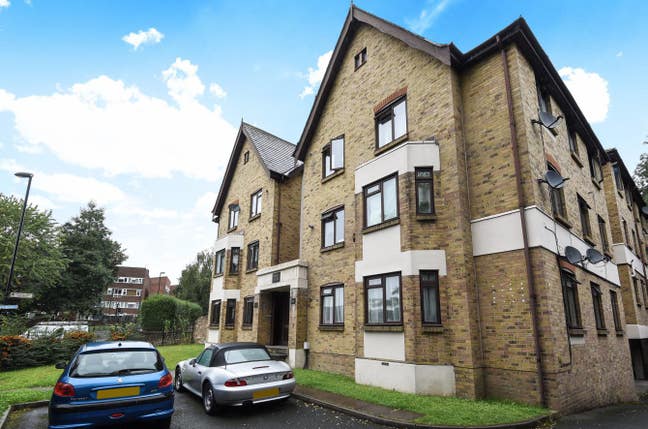 Lovely 2 Bed in Gated Development Close to Station Main Photo