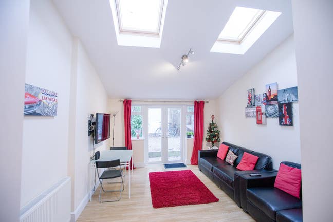 Hilsea -Professional House incl Bills Main Photo