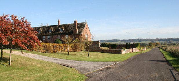 2 spacious ensuite rooms, in beautiful farmhouse.  Main Photo