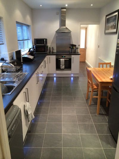 V Large Room Available in Pro Hshare All Bills In Main Photo