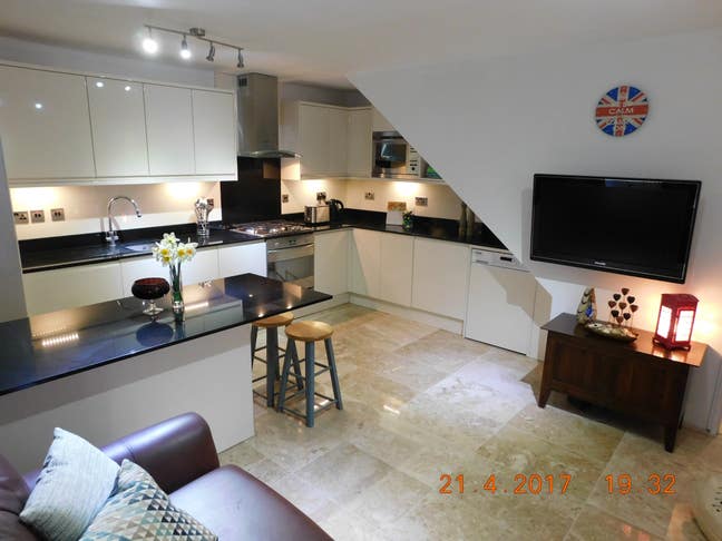 Double Bedroom in 4 bed flat, sharing Bath with 1 Main Photo