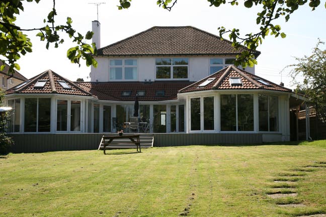 Double room in spacious contemporary style house Main Photo
