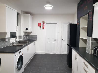 Modern Double Room with Ensuite Main Photo