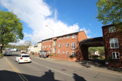Warwick Town Centre Apartment  Main Photo
