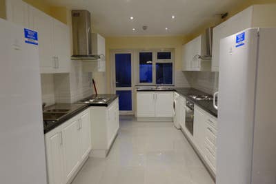 Large Double Room with en-suite - all bills inc Main Photo