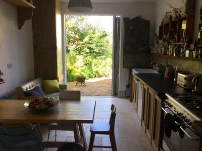 Double Room in Victorian House *Bills INC*  Main Photo
