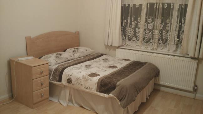 Luxury double bedroom with parking 3mins redbridge Main Photo