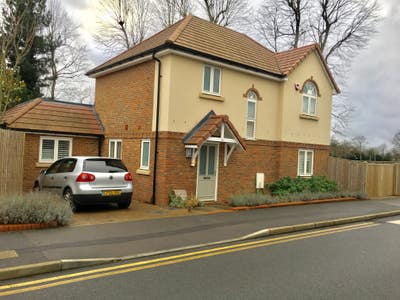Large & quite room 5.3 m x 3.6 m cleaner included Main Photo