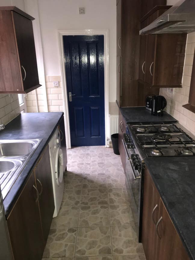 Furnished Rooms to Rent in modern 5 Bedroom House  Main Photo