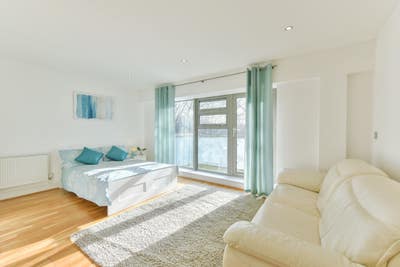 Short-Let***Huge Luxury Double Room***Balcony Main Photo