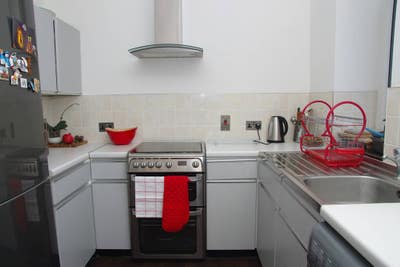 Large and cosy double room available E15  Main Photo