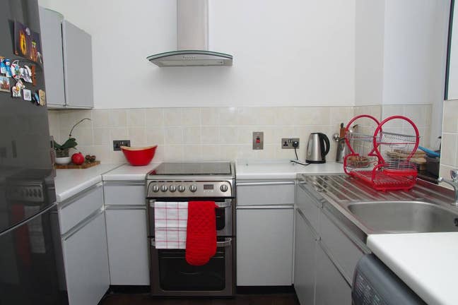 Large and cosy double room available E15  Main Photo
