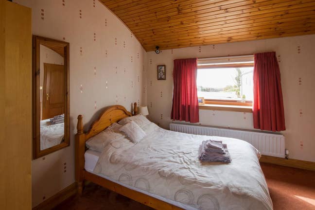 Spacious Ensuite Double - 5 mins from Hunterston Main Photo
