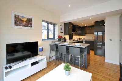 Double En-suite | 12 Mins Walk Town | Parking 🏡 Main Photo