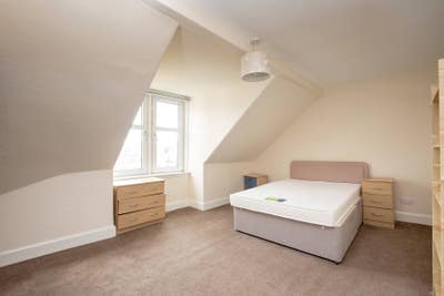 Spacious double bedroom in Bruntsfield Main Photo