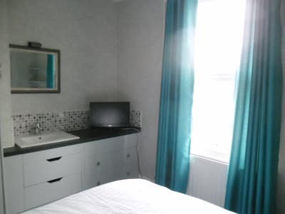 Room to Rent Mon. to Fri Main Photo