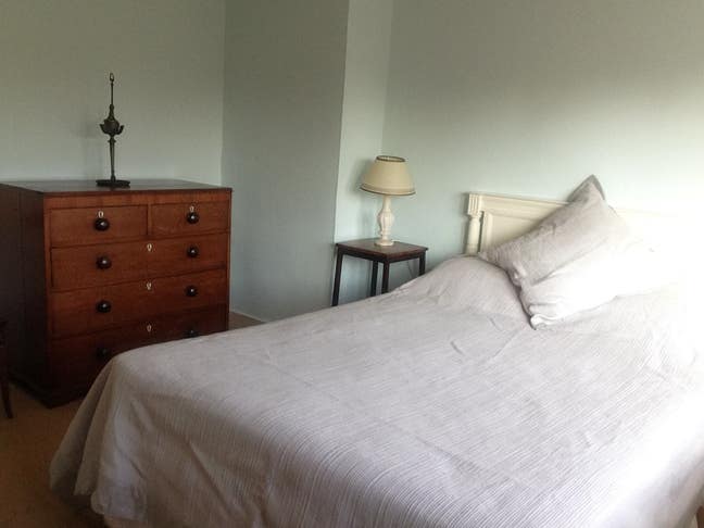 Bright, clean double bedroom in period house  Main Photo