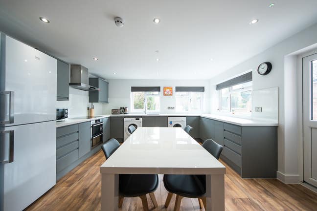 Something a little larger - Unrestricted parking Main Photo