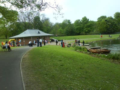 Local to Amenities & 10 Mins Away from City by Bus Main Photo