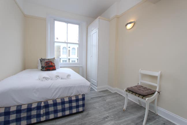Cheap & Bright Earls Court Bedsit Main Photo