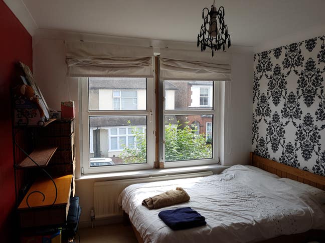 Large double bedroom furnished with plenty of spac Main Photo