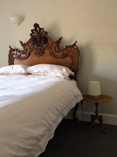 Double room with en-suite centrally located  Main Photo