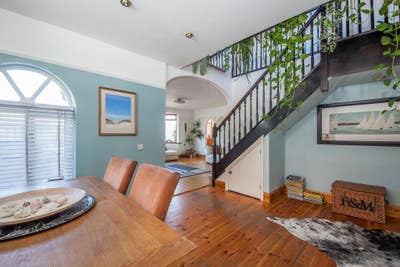 A   double bedroom with a lovely garden Main Photo