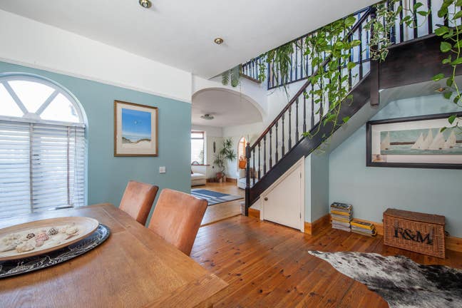 A   double bedroom with a lovely garden Main Photo