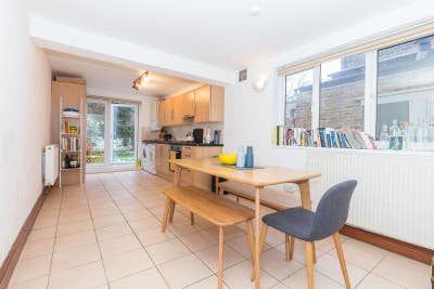 Superb 2 double bedroom flat with huge garden Main Photo
