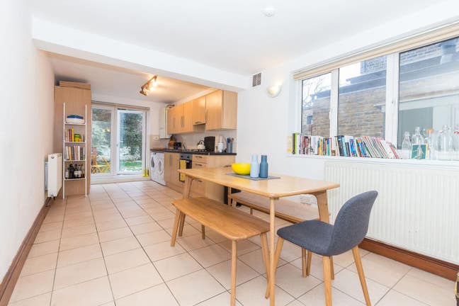 Superb 2 double bedroom flat with huge garden Main Photo