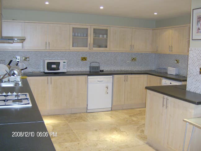  En Suite  Flexi Contract  All Incusive   Parking Main Photo