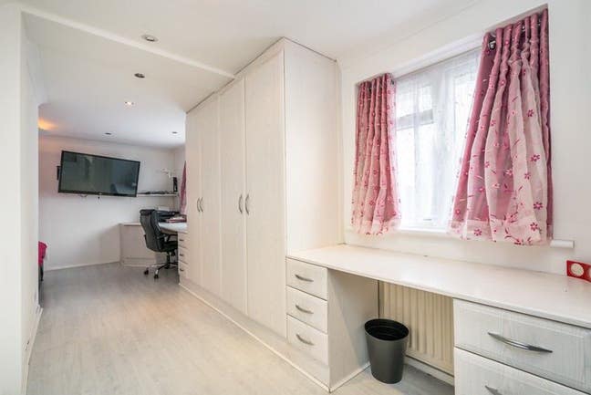 Beautiful large room  near Barnet  Hospital.   Main Photo