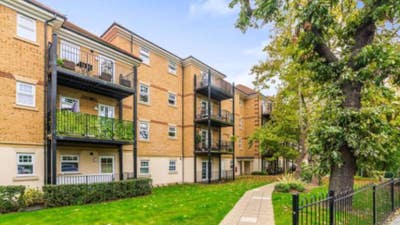 Large double room with king size bed and En-suite Main Photo